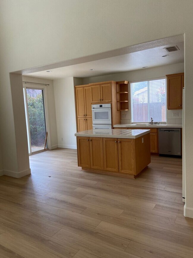 Building Photo - Folsom Parkway - 4 Bdrm, 3 bath