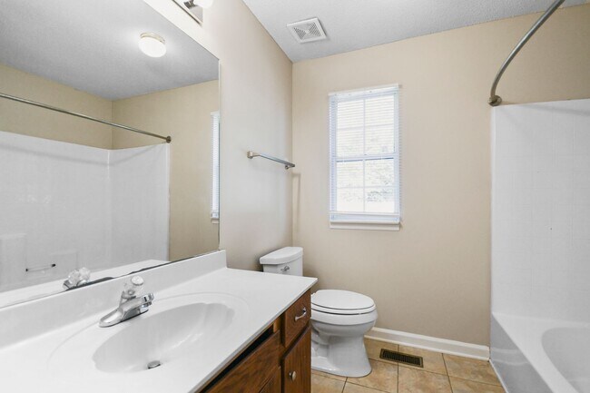 Building Photo - Pet Friendly Three Bedroom!