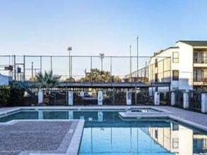 Building Photo - 2818 S Bartell Dr