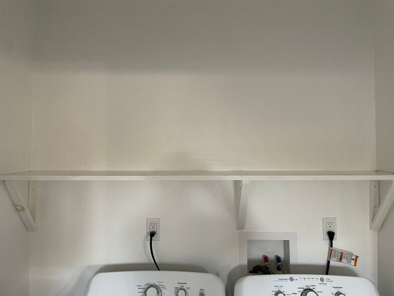 Building Photo - 265 E 69th Way