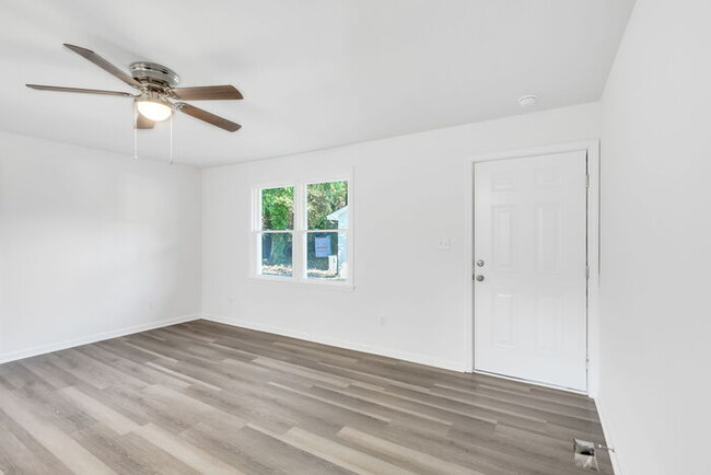 Building Photo - Newly Renovated 2 Bed/1 Bath Duplex 3 Mi t...