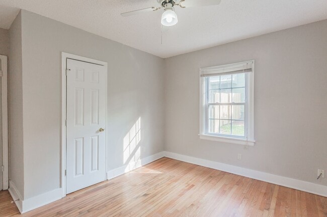 Building Photo - 3 bedroom Signal Mountain Charmer!