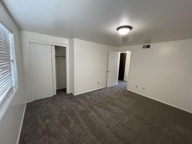 Building Photo - 25 E 960 S