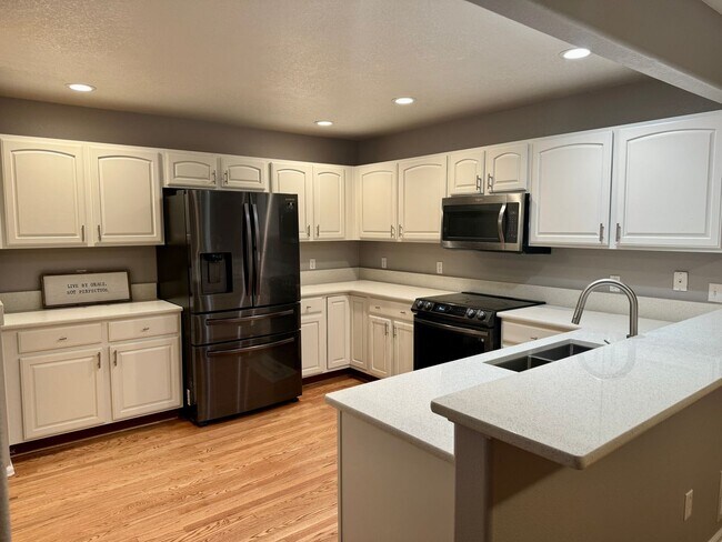 Building Photo - Beautifully Remodeled 3 Bed/3 Bath Home in Stetson Hills