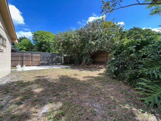Building Photo - Newly Renovated 3/2 Home ~ Brand New Kitchen ~ Updated Bathrooms ~ Fenced Yard!
