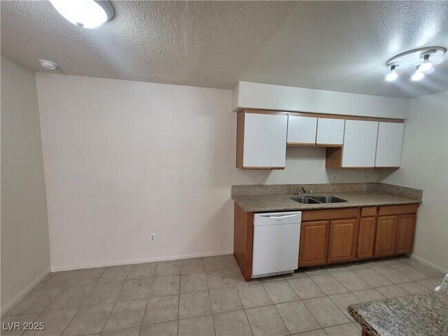 Building Photo - 1608 N Torrey Pines Dr