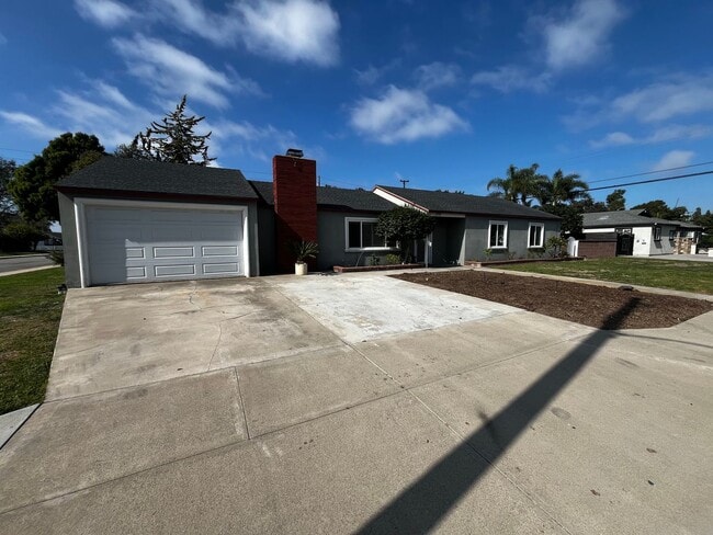 Building Photo - Costa Mesa Living