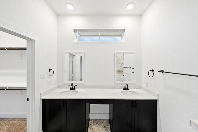 Building Photo - Charming Townhome Offering Space, Comfort, and Convenience