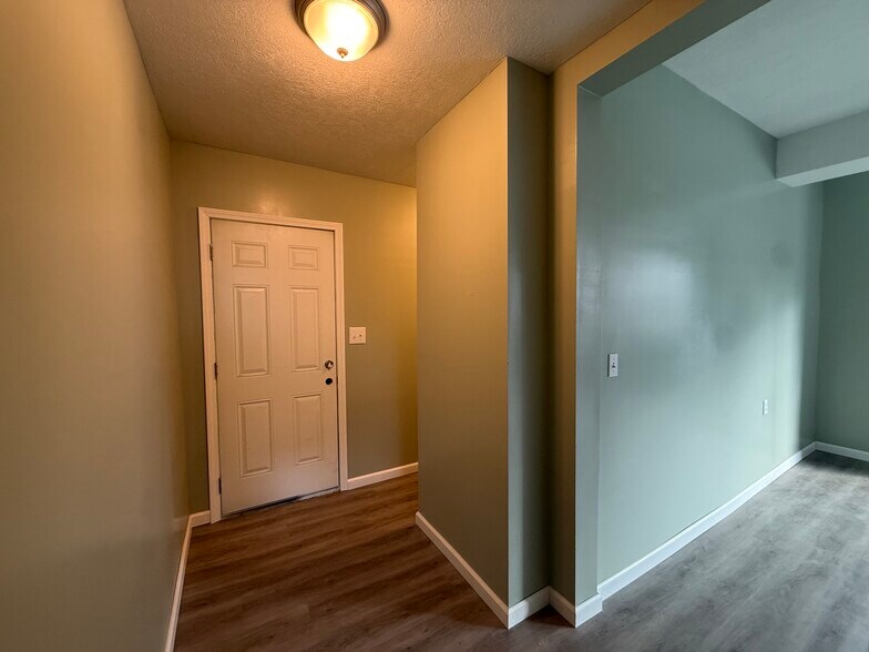 Building Photo - 412 Depot St