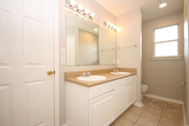 Building Photo - Spacious 3/2 Brick Home with Screened Porc...