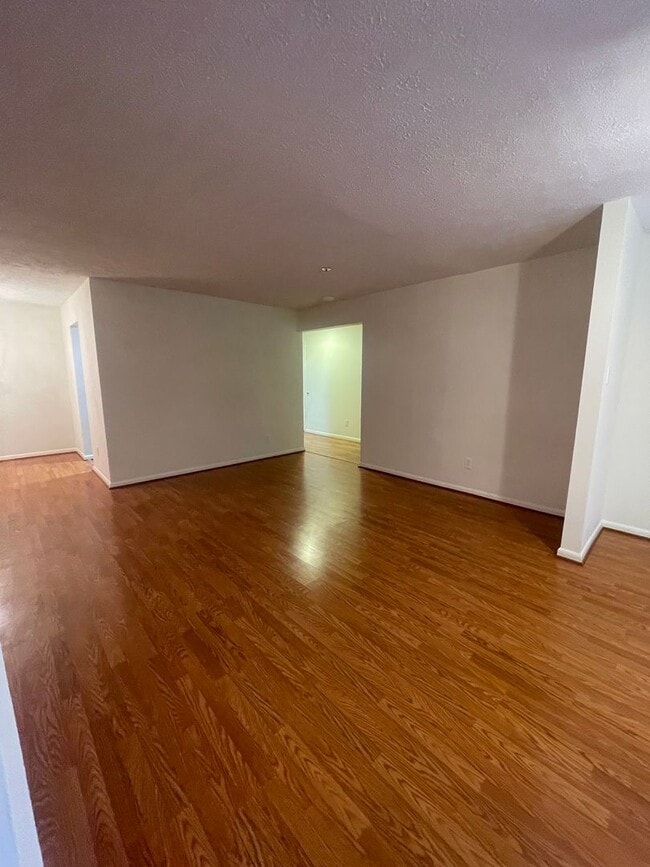 Building Photo - VERY SPACIOUS CONDO ON 3RD FLOOR WITH ELEV...