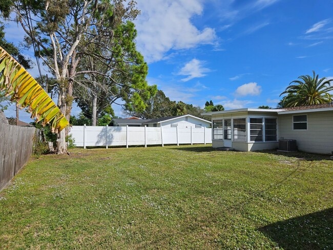 Building Photo - Annual Unfurnished Cute Florida Home with a private backyard for enjoying the Florida Lifestyle! ...