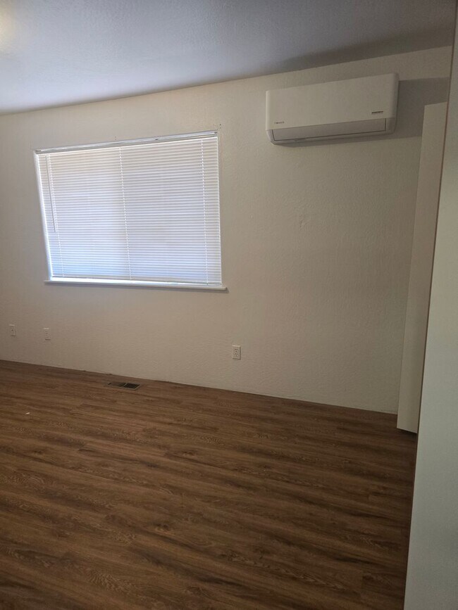 Building Photo - 2 bedroom 1 bath for Rent in Grants Pass