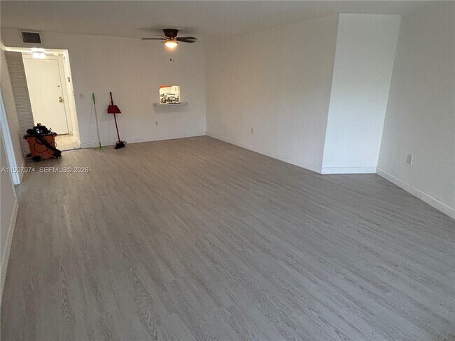 Building Photo - 10854 N Kendall Dr
