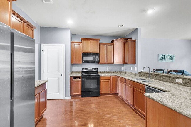 Building Photo - Beautiful & Bright 5BR Home with Large Bac...