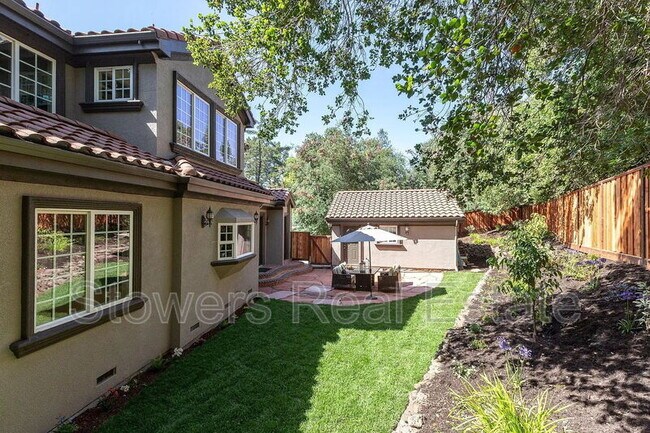 Building Photo - 705 Moraga Rd