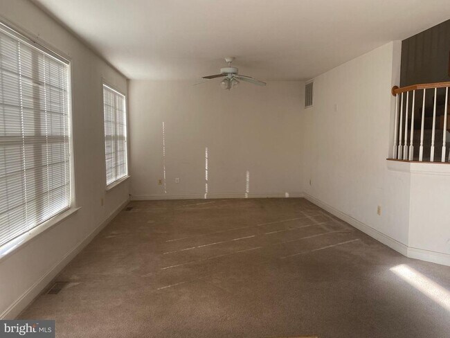 Building Photo - 1017 Llano Dr