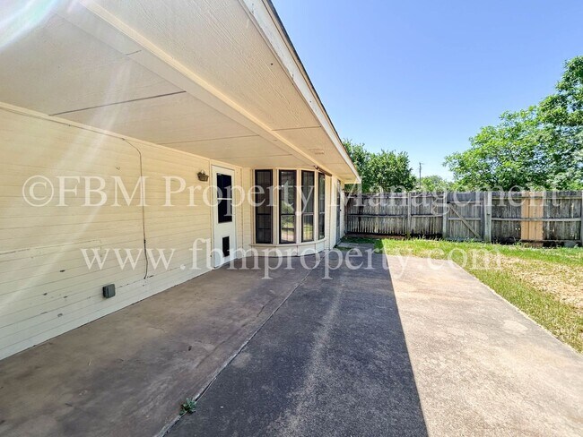 Building Photo - 103 Oak Creek Ct