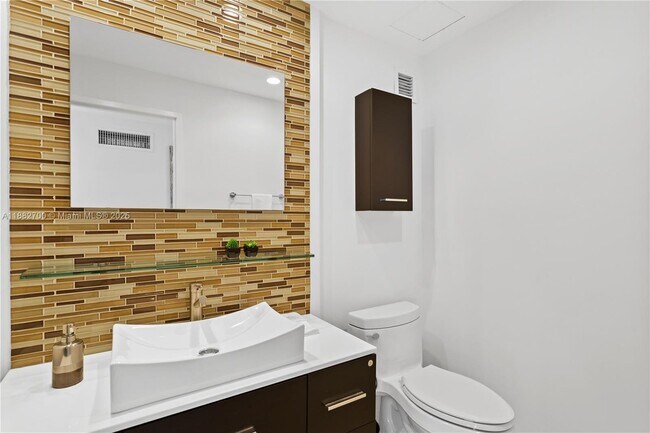 Building Photo - 9100 W Bay Harbor Dr