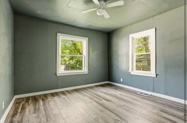 Building Photo - Charming 2 Bedroom Home Available Now!
