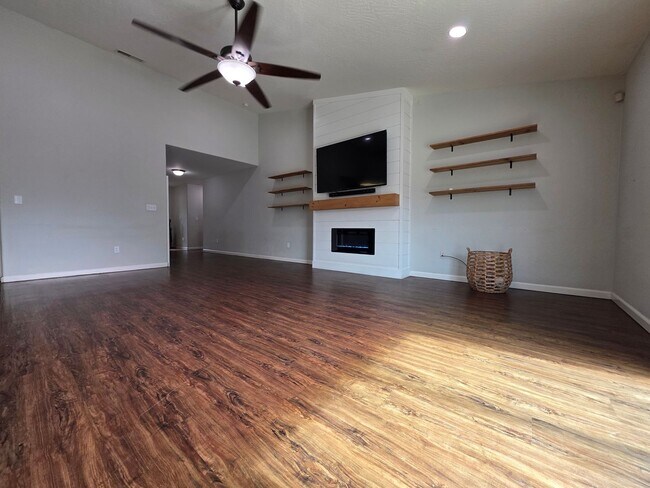 Building Photo - *** MOVE IN SPECIAL - $500.00 OFF FIRST MONTHS RENT***