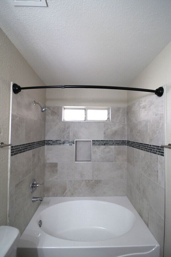 Building Photo - Beautiful Northeast Home -Utilities are a ...
