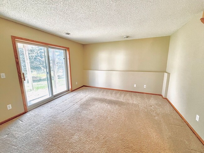 Building Photo - Rare Detached 4bed Townhome in Prime Shako...