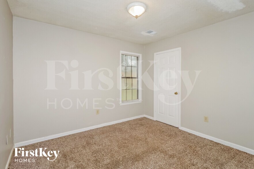 Building Photo - 6715 Valley Bend Dr