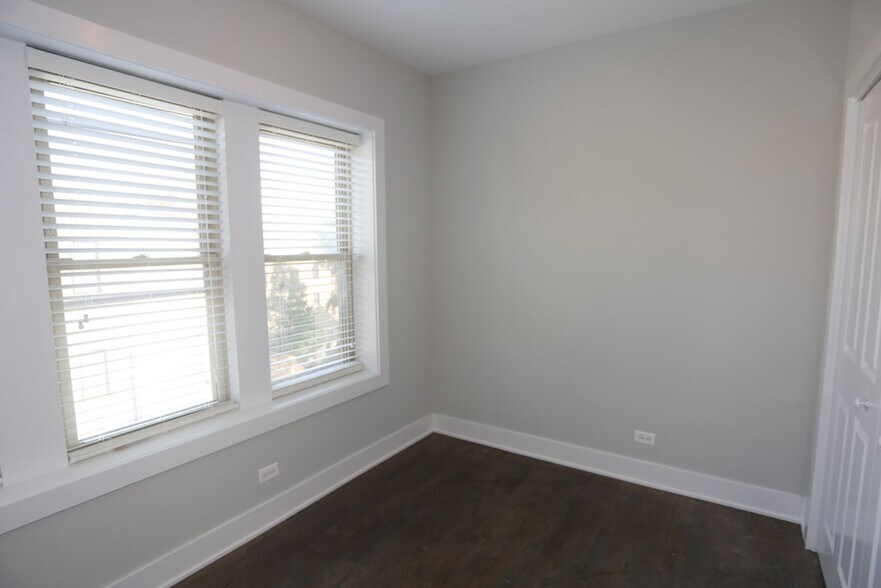 Building Photo - 3915 N Janssen Ave