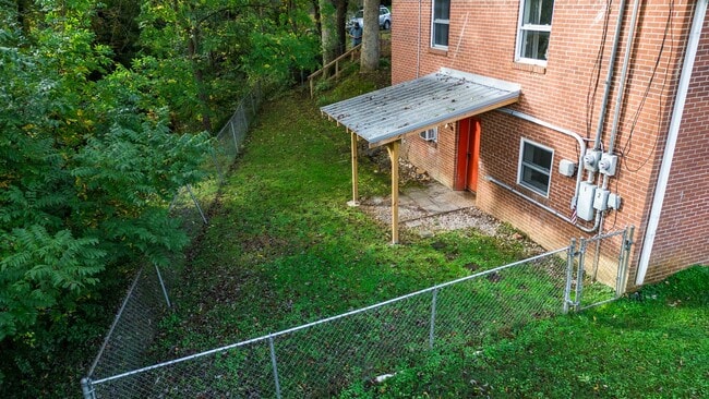Building Photo - 2 bedroom 1 bath basement apartment with washer and dryer in Forest Hills, Cullowhee NC available...