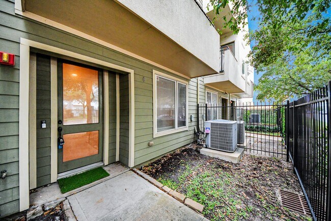 Building Photo - 1403 Delano St