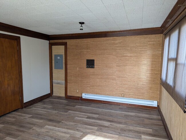 Building Photo - First Floor 3 Bed 2 Bath Apartment