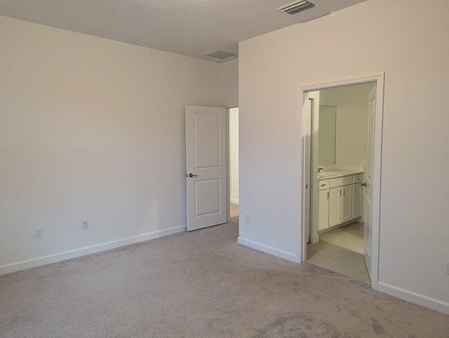 Building Photo - 4588 Hollister Ave