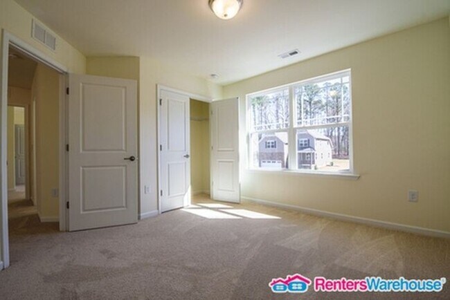 Building Photo - Spacious open floorplan!!