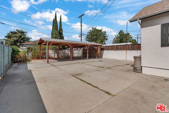 Building Photo - 261 W 43rd Pl