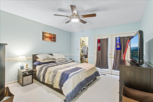 Building Photo - ATTRACTIVE AND BRIGHT LUXURY TOWNHOME IN W...