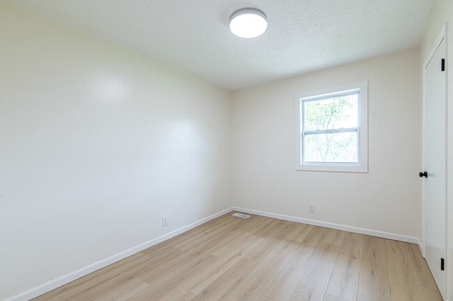 Building Photo - 307 McMaster Pl