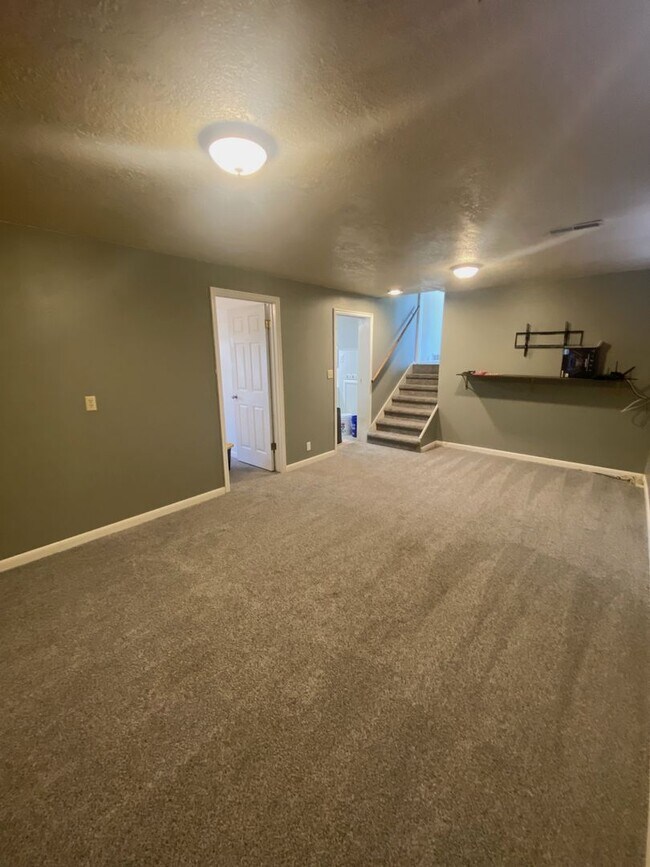 Building Photo - Now Leasing! 3 Weeks Free | 4 Bed, 1.5 Bat...