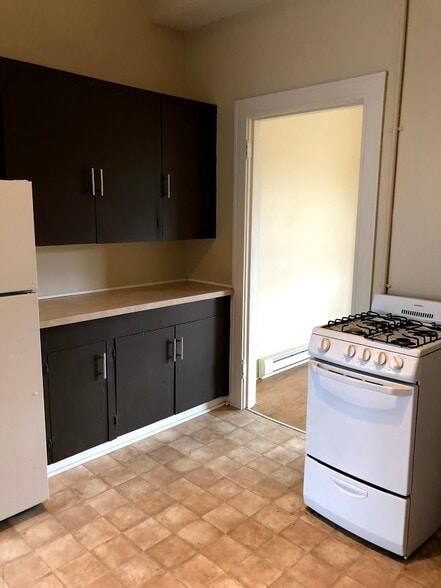 Gas cook stove and plenty of kitchen cabinet space - 4537 SE 65th Ave