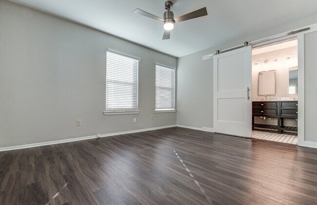 Building Photo - Recently renovated, move-in ready 3/2 home...