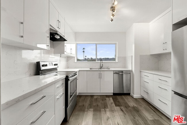 Building Photo - 645 Westmount Dr