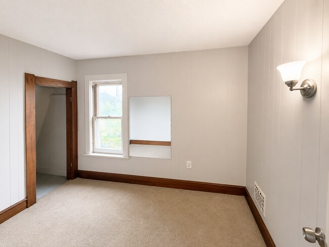 Building Photo - 221 Knower St