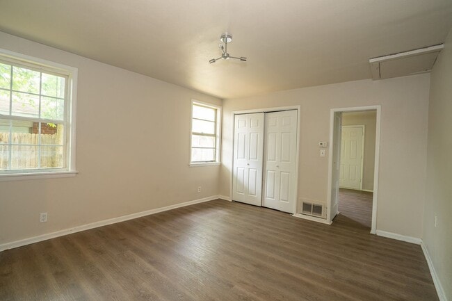 Building Photo - 112 N Delaware Pl