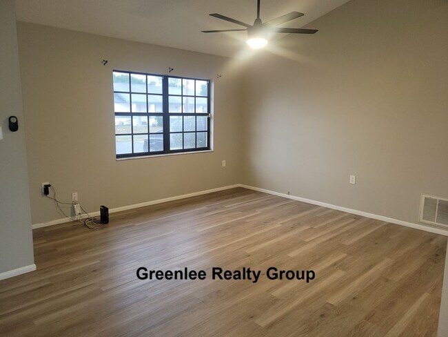 Building Photo - Don't miss this 2 Bed/ 1 Bath home in Holiday Lake Estates!