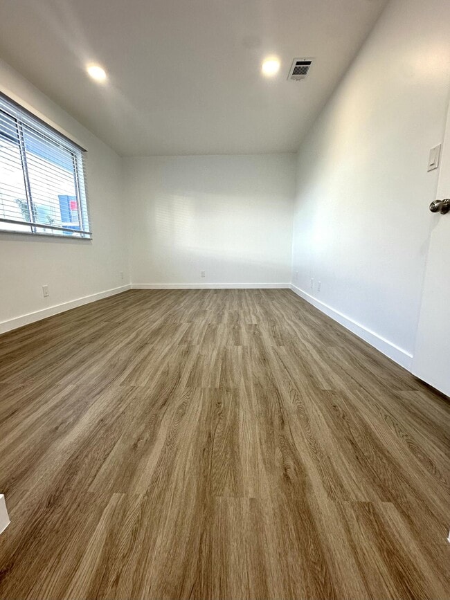 Building Photo - 906 E Tiffany Dr