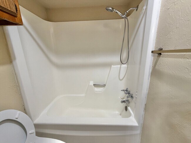 Building Photo - 1012 N Chowning Ave