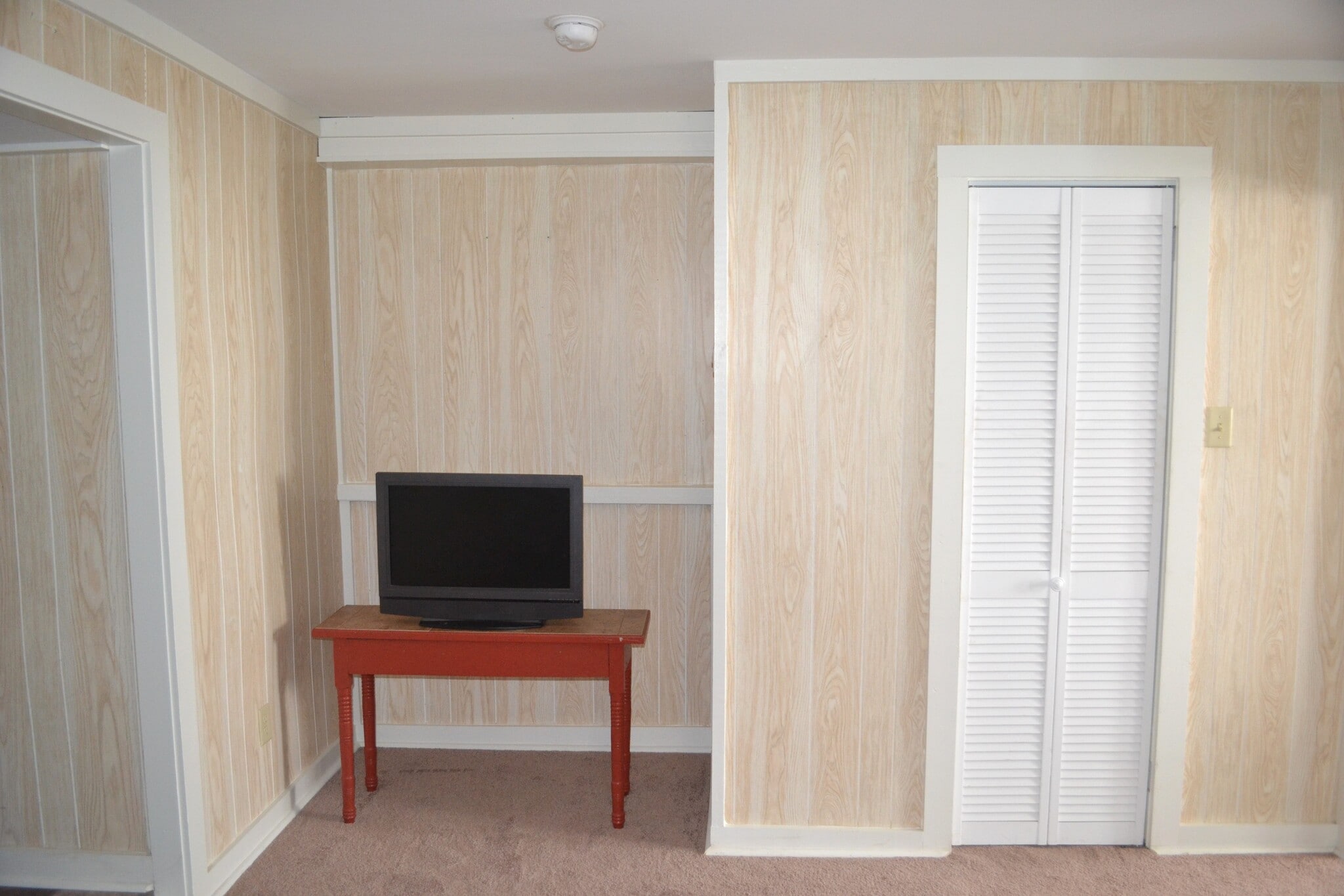 alcove next to closet perfect for desk or media/TV/gaming area; archway to hall at far left of photo - 222 W Case St