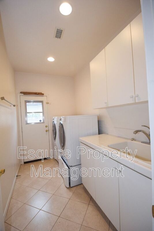 Building Photo - 2895 Diamond Dr