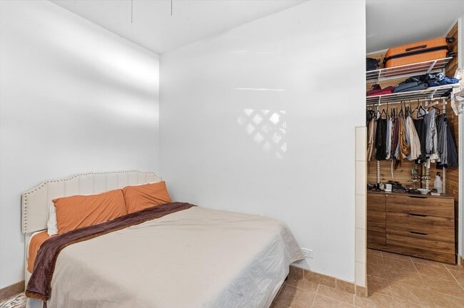 Building Photo - 5739 N Winthrop Ave