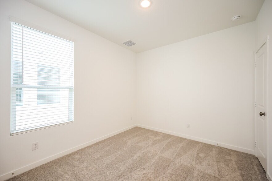 Building Photo - 15522 Crescent Pne